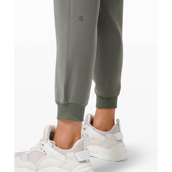 Lululemon On The Fly Jogger Pant Woven 28" Grey W5bzds Women's Size 8 *Flawed - Picture 6 of 16